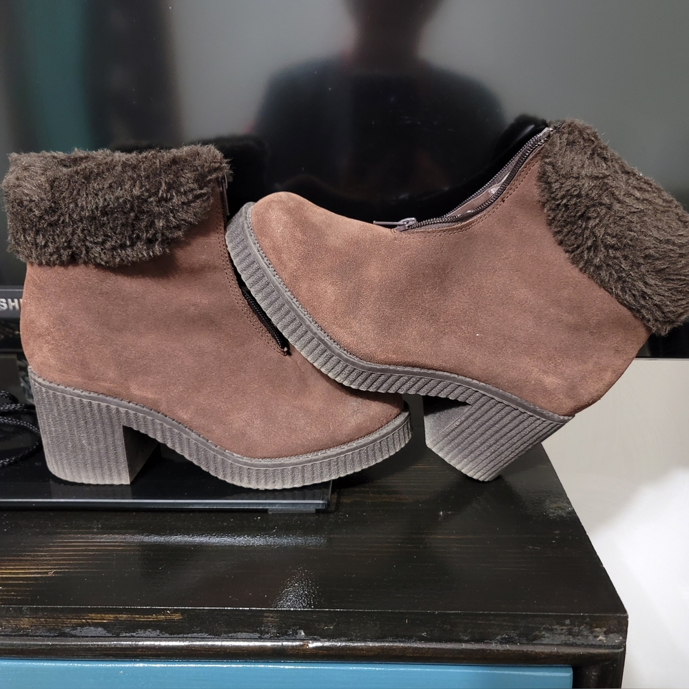 Rugged Outback women's leather and faux fur boots.  7.5.  (404)